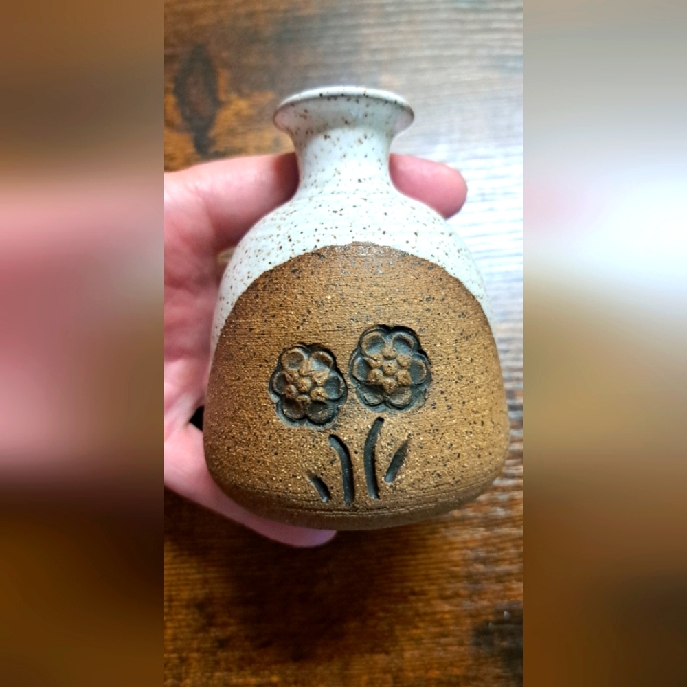 Gorgeous Earthy Tone Pottery Bud Vase Etched Flowers Artist Signed Speckled